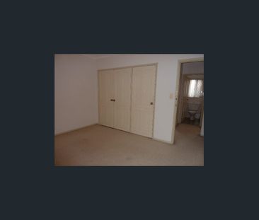 Conveniently Located easy-care modern villa!! - Photo 4