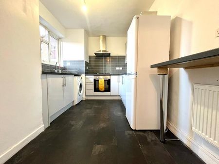 1 bedroom in a flat share to rent - Photo 2