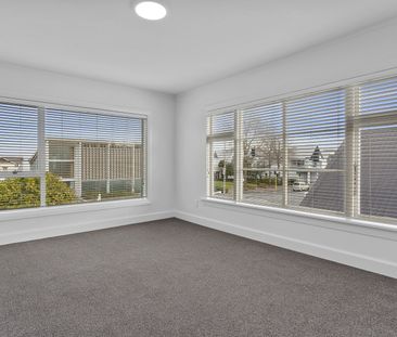 Fully Renovated 4 Bedroom in Heart of Merivale - Photo 4