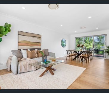 Large Family Home With Sparkling Pool - Photo 2