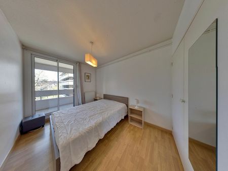 Entre Facs et Centre ville, en 4ème étage avec ascenseur, T4 entièrement meublé avec 20m² de Balcon, - Photo 4