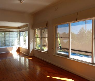 Modern Comfort Meets Prime East Albury Convenience - Photo 2