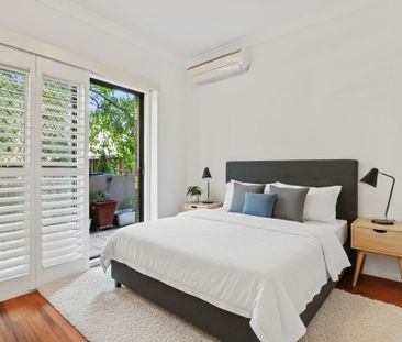 Tastefully Renovated, Private And Ambient, Centrally Positioned, Ov... - Photo 3