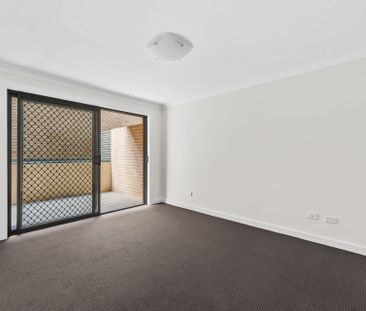 Immaculate 2 Bedroom Apartment with Private Courtyard - Photo 2