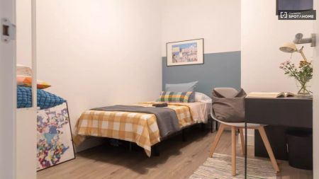 Room for rent in 9-bedroom apartment in Gran Vía, Madrid - Photo 3