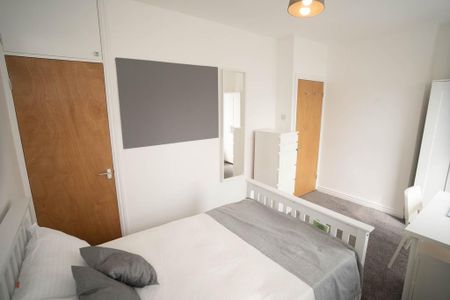 4 bedroom terraced house to rent - Photo 5