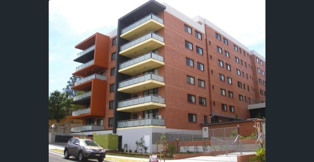 Contemporary And Spacious Apartment, Excellent Location - Close to all Amenities - Photo 1