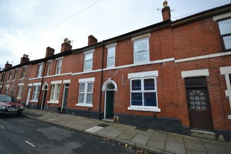 4 bed Mid Terraced House for Rent - Photo 2