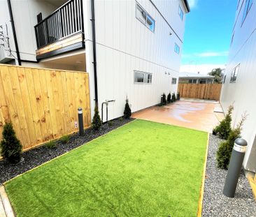 RARE 3BR 2BTH MODERN, PENTHOUSE - SPACIOUS & CENTRAL - Photo 3