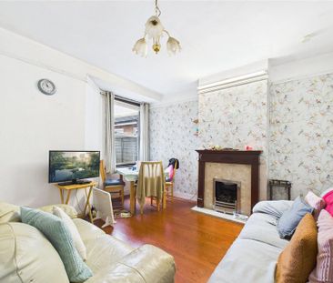 3 bedroom end of terrace house to rent - Photo 2