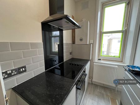2 bedroom flat to rent - Photo 2