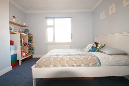 Helen Avenue, Feltham, Middlesex,TW14 - Photo 2