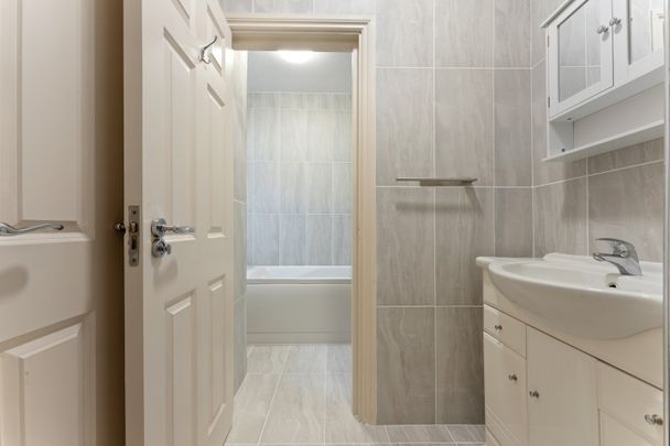 3 Bed Flat, Commercial Road, E1 - Photo 1