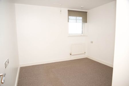 Guide Price £1,800 pcm - Available Now - Unfurnished - Photo 3