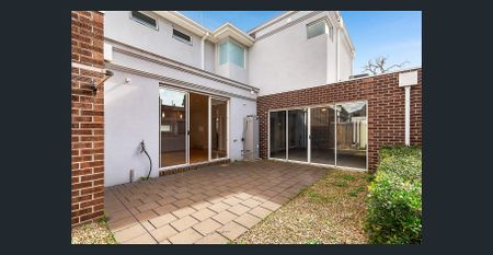 Modern & Spacious Townhouse in a Prime Burwood East Location - Photo 5