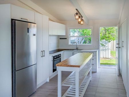 Cute character between hospital and city, Papaioea - Photo 4