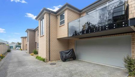 Executive Quality- Spacious Luxury living! - Photo 2