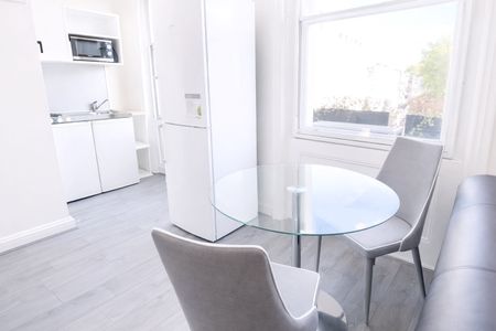 Spacious Double Studio with Large Windows and AC - Photo 3