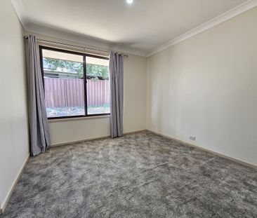 A large and comfortable house in a peaceful street ready to move in - Photo 4