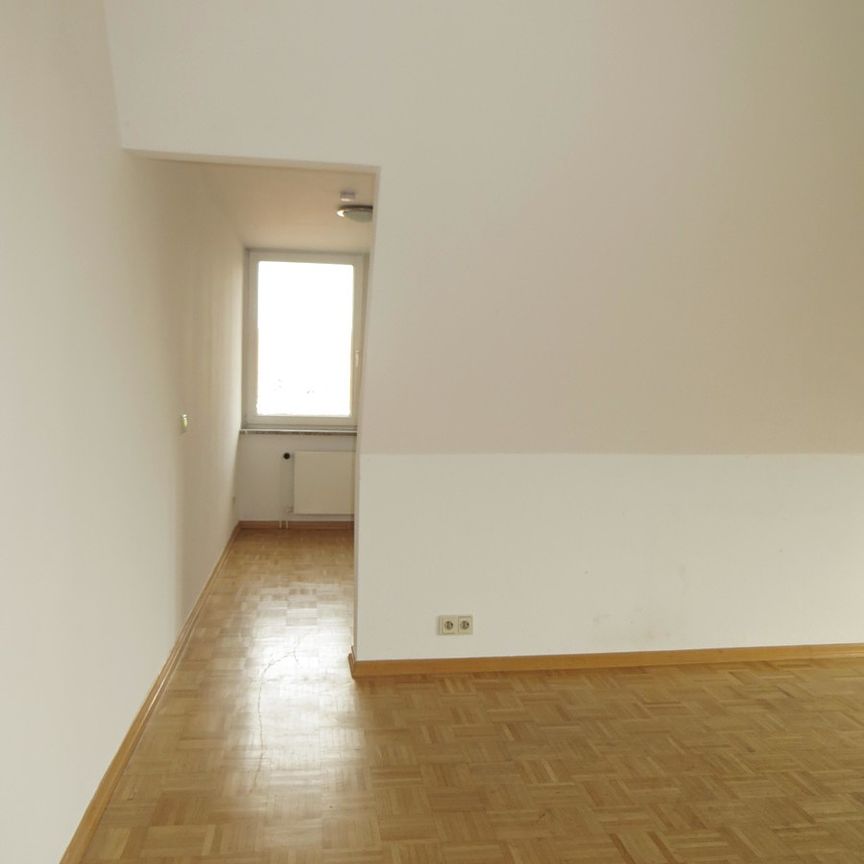 Sonnige 1-Zimmer-Dachgeschosswohnung mit Balkon und geräumiger Küche in Rellingen - Photo 1