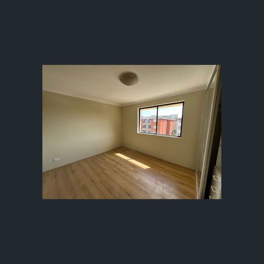 Modern Top Floor Unit ! - Photo 1