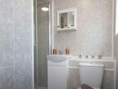 Modern 6 Bed House Share on the outskirts of the town centre Room 5 - Photo 5