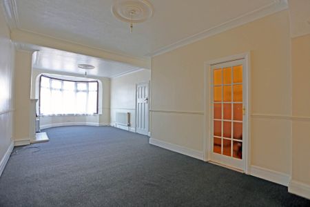 Price £2,500 pcm - Available Now - Part Furnished - Photo 4