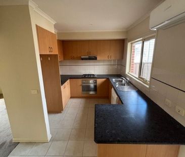 Freshly Updated, 3 Bedroom, 2 Bathroom - Photo 3