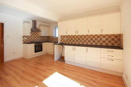 4 bedroom semi-detached bungalow to rent - Photo 5