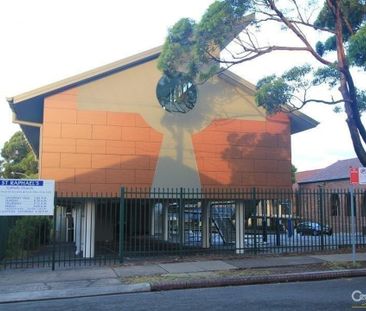 Spacious, Modern Townhouse - Photo 2