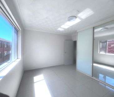 Immaculate & Convenient 3 Beds 2 Bathrooms unit for rent in Lakemba. - Photo 4