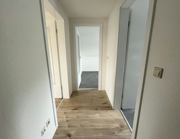 Dachgeschoss-Wohnung mit Wohlfühlfaktor – Einbauküche & Garten möglich - Foto 1