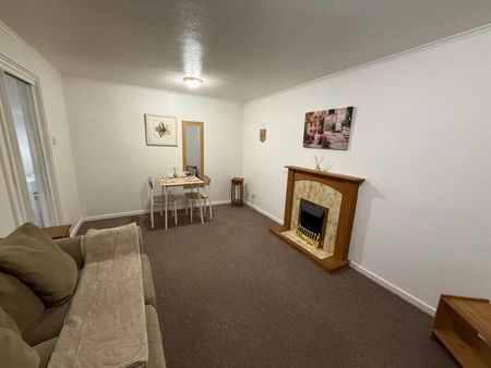 1 bedroom Flat To Let - Photo 2