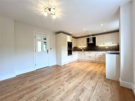 4 bedroom semi-detached house to rent - Photo 4