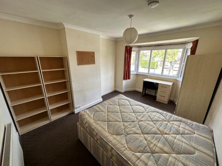 4 bedroom semi-detached house to rent - Photo 2