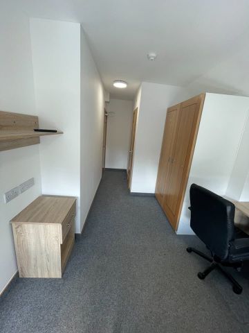 Studio Flat, Regent Road, LE1 - Photo 2