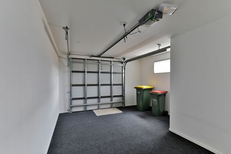 Modern townhouse situated at rear with garden - Photo 3