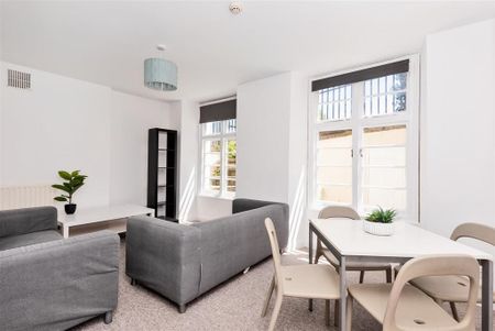 3 bedroom flat to rent - Photo 2