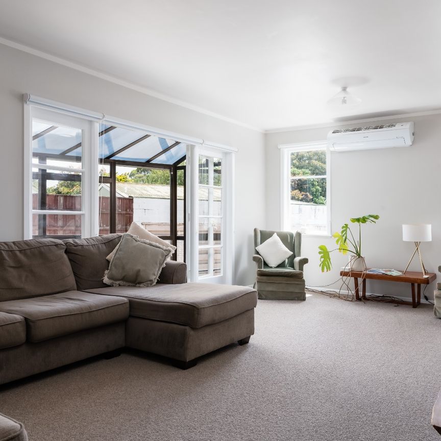 Situated in the heart of Chartwell sits this immaculately presented, four bedroom property. - Photo 1