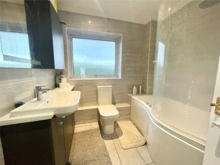 3 bedroom House in Tallis Lane, Reading - Photo 4