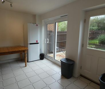 4 bedroom end of terrace house to rent - Photo 2