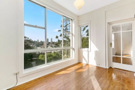 CHARMING 3 BEDROOM PLUS SUNROOM ART-DECO APARTMENT - Photo 2