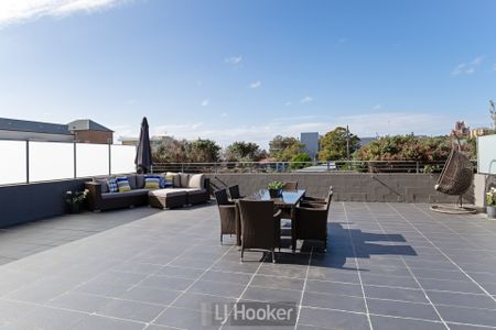 EXECUTIVE HARBOURSIDE LIVING WITH ENORMOUS ENTERTAINING DECK - Photo 5