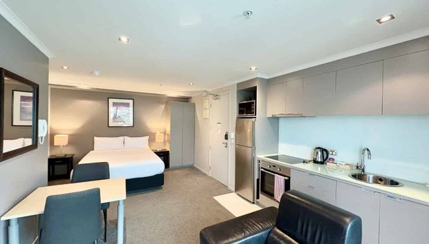 City view Studio on Tory Street - 6 month tenancy - Photo 1