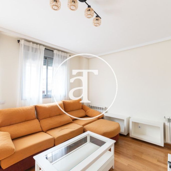 Monthly rental duplex penthouse with 3 bedrooms and 3 bathrooms with parking and swimming pool in Alcorcon - Photo 1