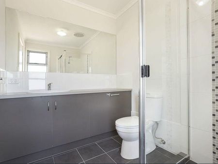 Modern 3-Bedroom Townhouse in the Heart of Largs North - Photo 3