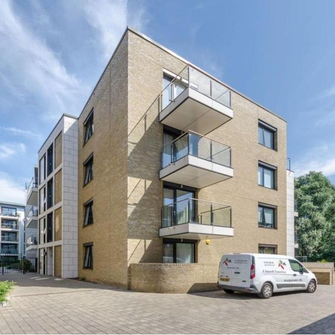 2 Bed Flat, London, SW18 - Photo 1