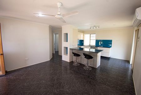 Your Home awaits - Entertainers dream - Large entertainment area over looking the pool - SHED. - Photo 2