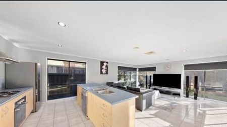 **Charming Family Home in a Prime Location** - Photo 5