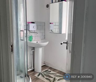 1 bedroom in a flat share to rent - Photo 5